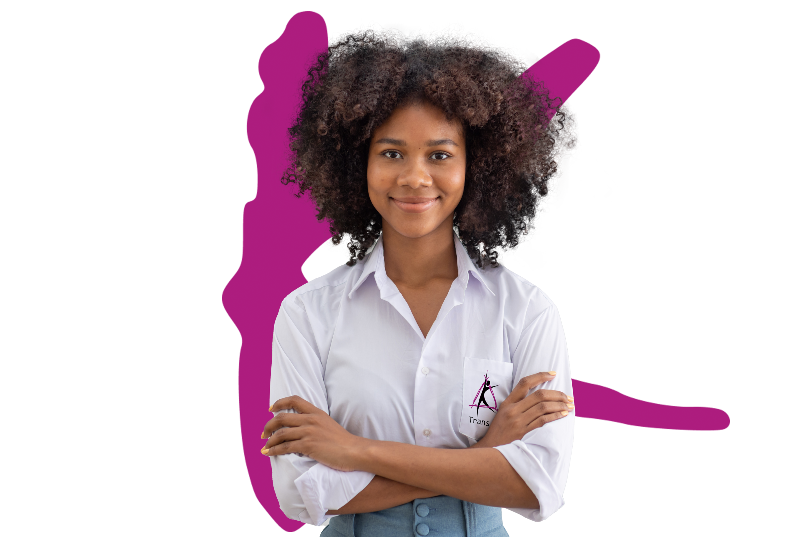 Mulher jovem sorrindo, com cabelo cacheado, braços cruzados, vestindo camisa branca com logotipo, em fundo azul esverdeado com formas abstratas em rosa/magenta.